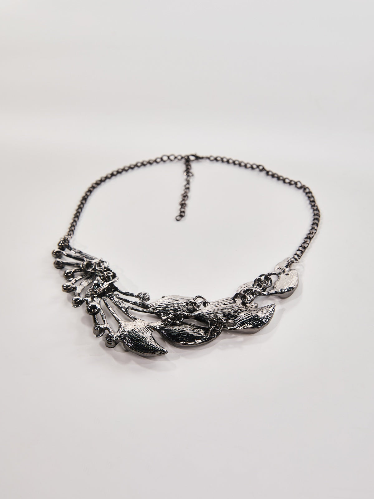 Naelin Peacock Tail Necklace In Grey